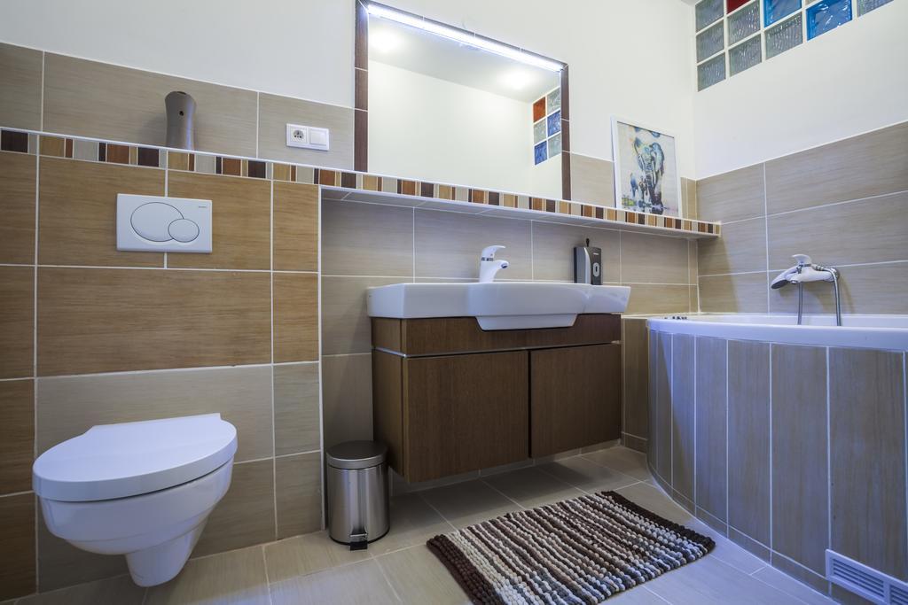 Luxury Air-Conditioned Rooms In Old Town Братислава Екстер'єр фото