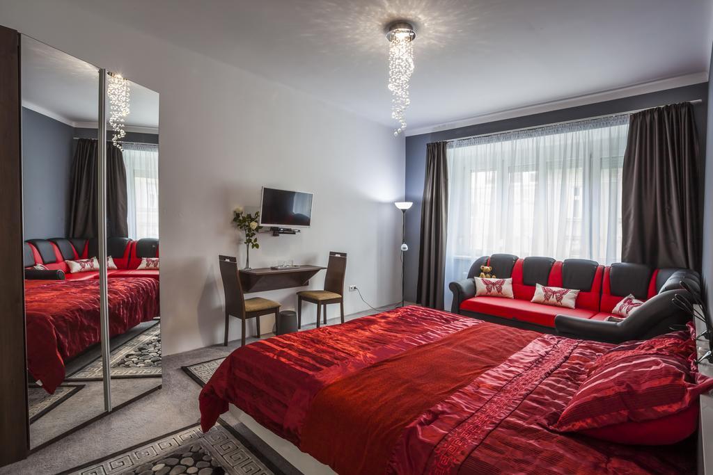 Luxury Air-Conditioned Rooms In Old Town Братислава Екстер'єр фото