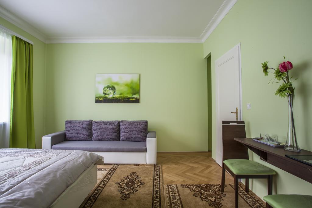 Luxury Air-Conditioned Rooms In Old Town Братислава Екстер'єр фото