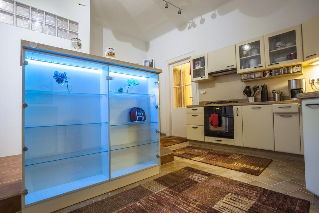 Luxury Air-Conditioned Rooms In Old Town Братислава Екстер'єр фото