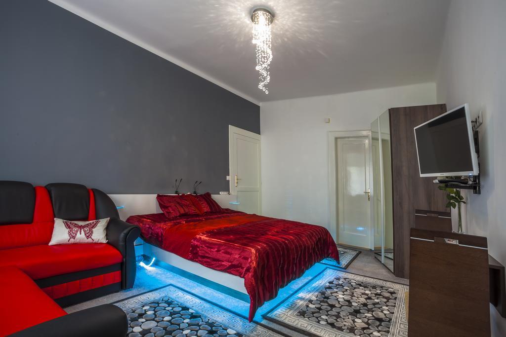 Luxury Air-Conditioned Rooms In Old Town Братислава Екстер'єр фото