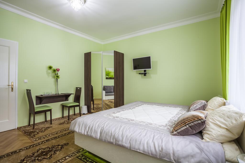 Luxury Air-Conditioned Rooms In Old Town Братислава Екстер'єр фото