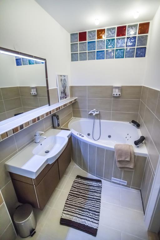 Luxury Air-Conditioned Rooms In Old Town Братислава Екстер'єр фото