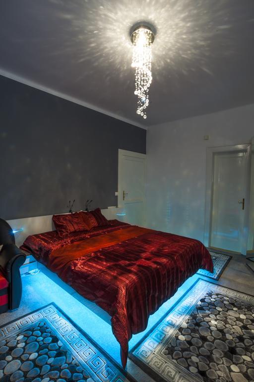Luxury Air-Conditioned Rooms In Old Town Братислава Екстер'єр фото