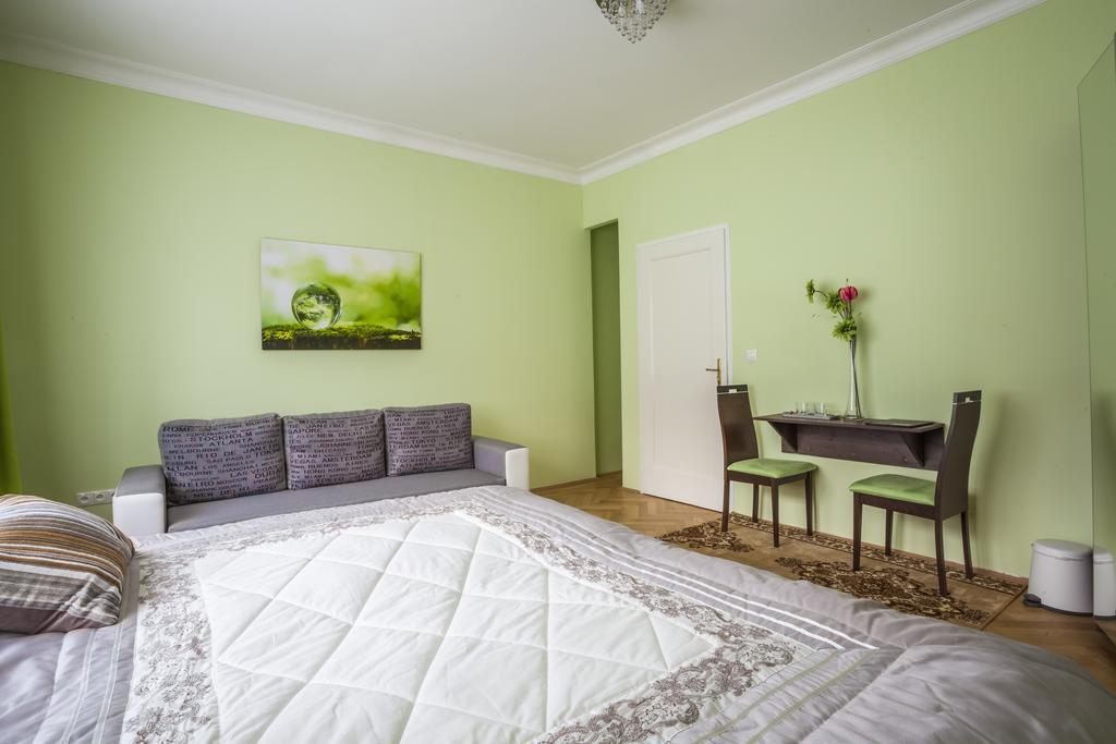 Luxury Air-Conditioned Rooms In Old Town Братислава Екстер'єр фото