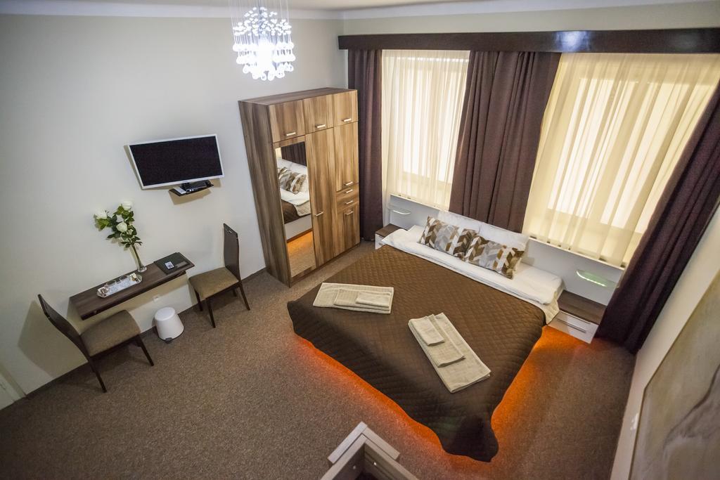 Luxury Air-Conditioned Rooms In Old Town Братислава Екстер'єр фото
