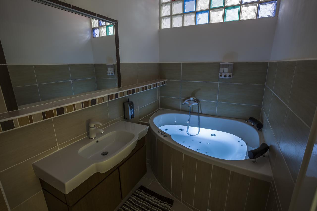 Luxury Air-Conditioned Rooms In Old Town Братислава Екстер'єр фото